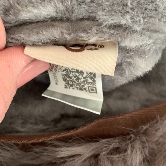 UGG Toscana Long Pile Trapper Hat - Picture 4 of 12